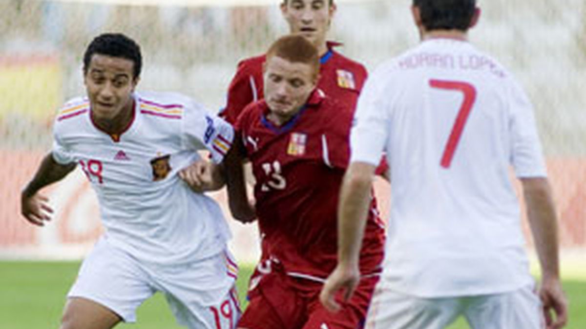 Thiago lucha por un balón en el partido contra la República Checa. Foto: EFE