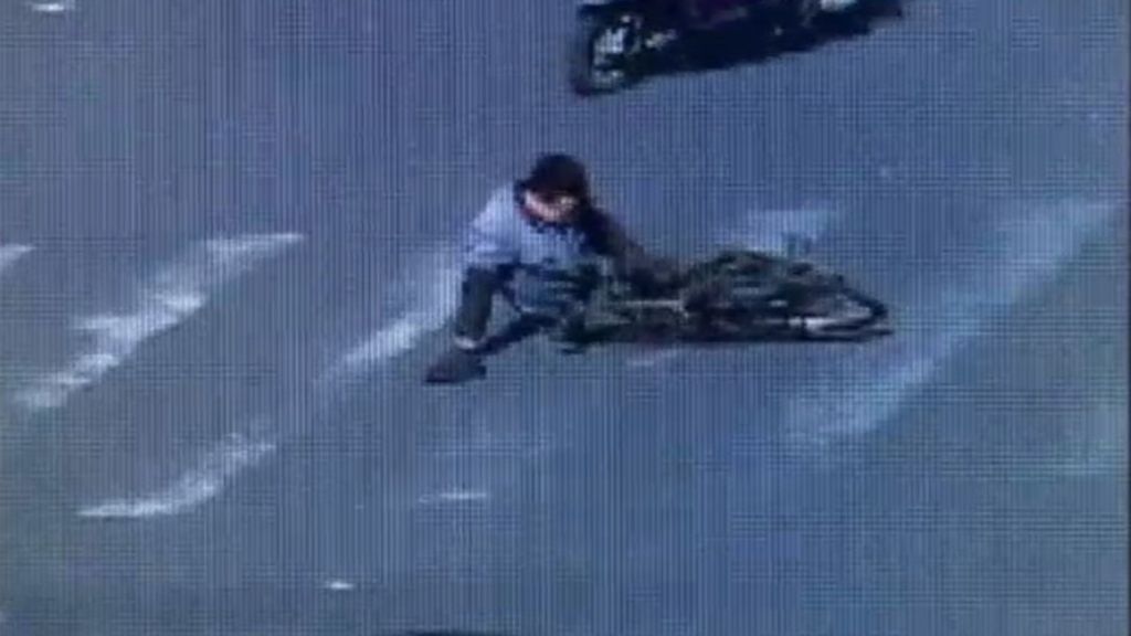 Un ciclista sale ileso tras ser atropellado por un tráiler en China