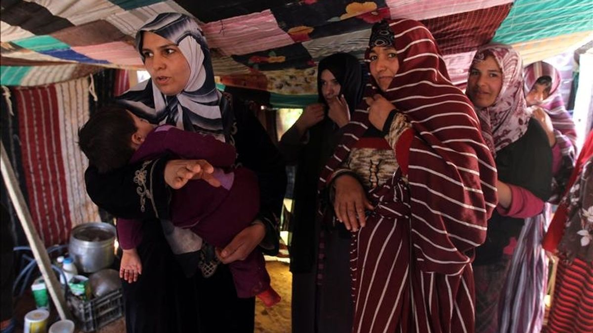 Mujeres libias permanecen alojadas en un campo tras dejar la población de Mizda,  tras los ataques aéreos de la OTAN. EFE