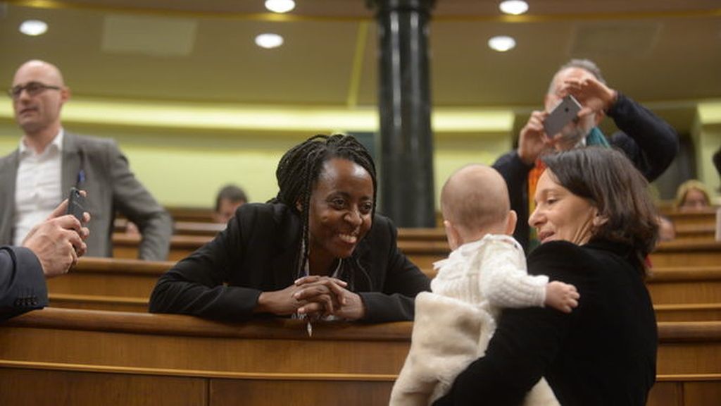 El bebé de Bescansa, protagonista en el Congreso de los Diputados