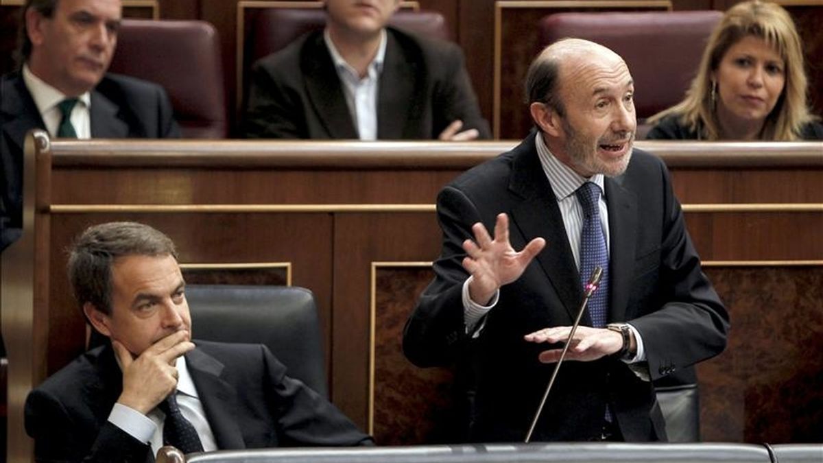 El vicepresidente primero del Gobierno, Alfredo Pérez Rubalcaba (dcha), junto al presidente, José Luis Rodríguez Zapatero, en una de sus intervenciones en la sesión de control que se desarrolló hoy en el Congreso. EFE