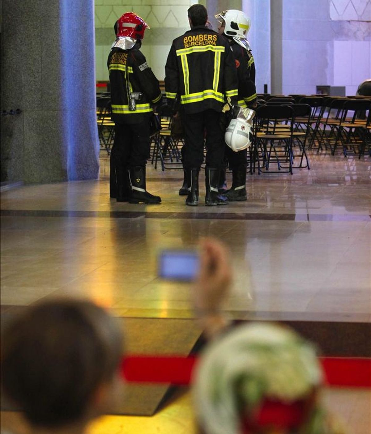 Miembros de los bomberos han realizado esta mañana tareas de inspección en la Sagrada Familia, el monumento más visitado de Cataluña, que tras el susto que se produjo ayer al incendiarse la sacristía, que obligó por la mañana a desalojar a unas 1.500 personas que había en su interior, hoy ha recuperado el pulso y se ha llenado de nuevo de turistas. EFE