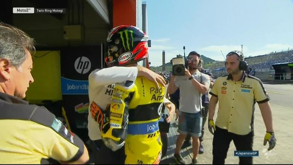 El emotivo abrazo de Álex Rins y su padre al terminar exhausto la carrera