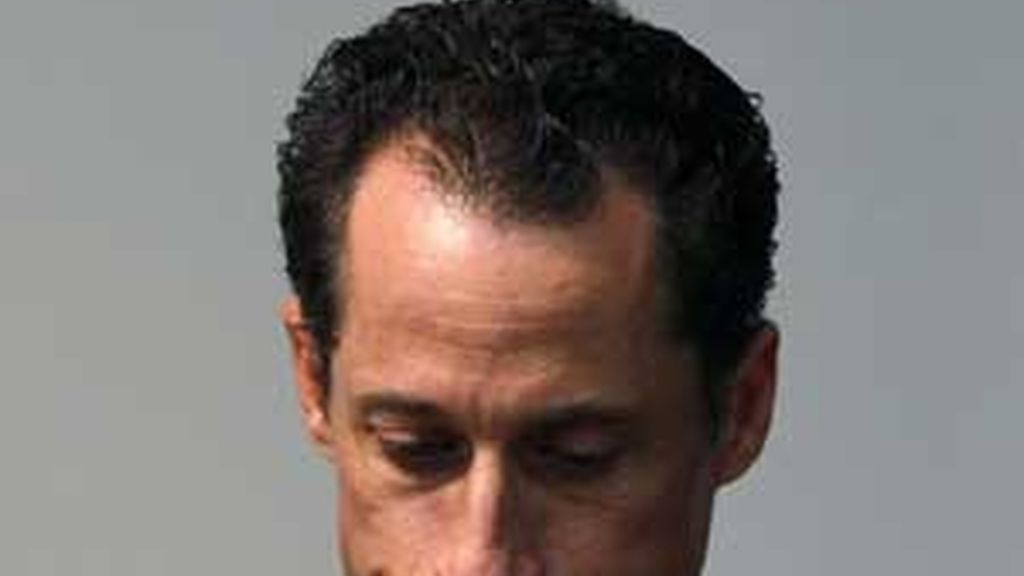 El ya ex congresista por Nueva York, Anthony Weiner, durante el anuncio de su dimisión. Vídeo: Informativos Telecinco