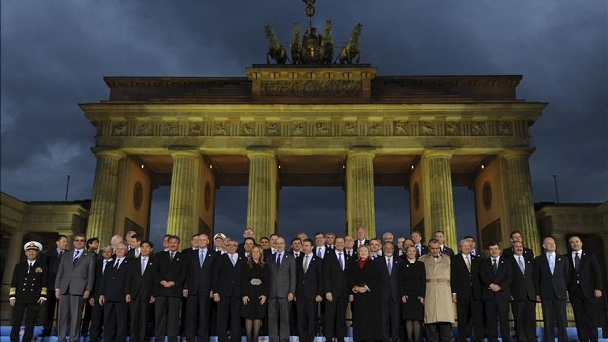 Los ministros de Asuntos Exteriores de los países miembros de la OTAN posan para una foto de familia frente a la Puerta de Brandemburgo después de su reunión para analizar la crisis libia en Berlín, Alemania. EFE