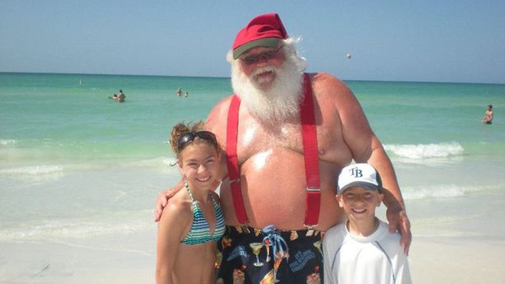Papá Noel en bañador con sus fans