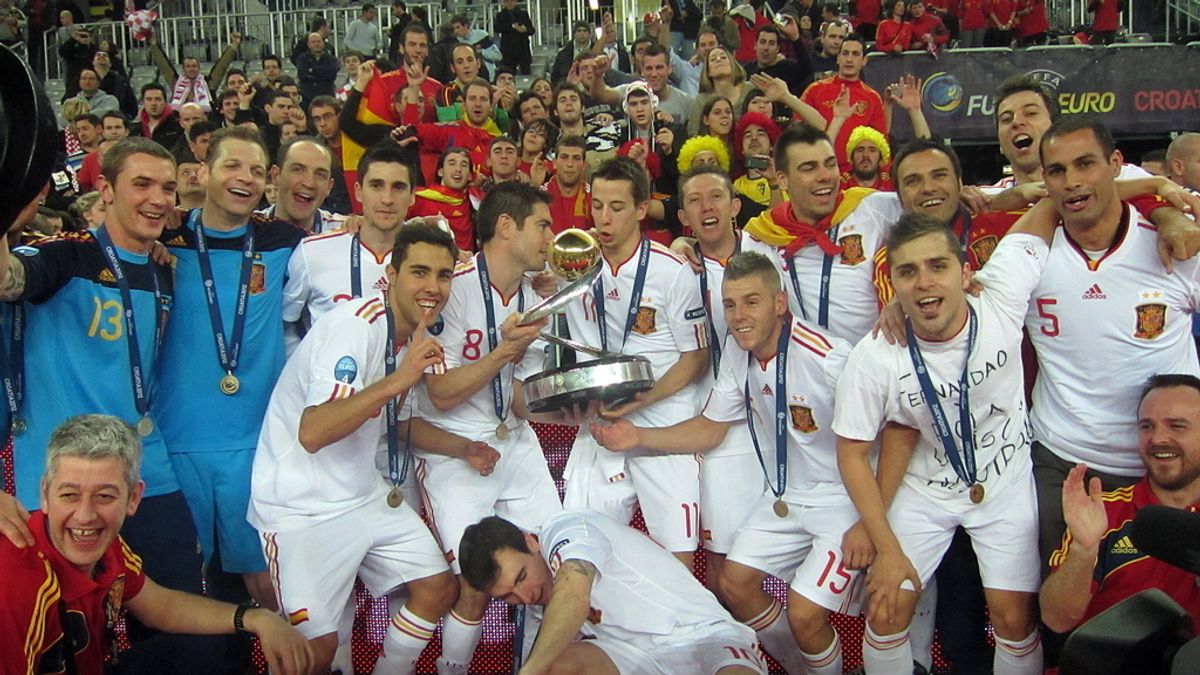 Jugadores españoles y cuerpo técnico celebran después de vencer a Rusia