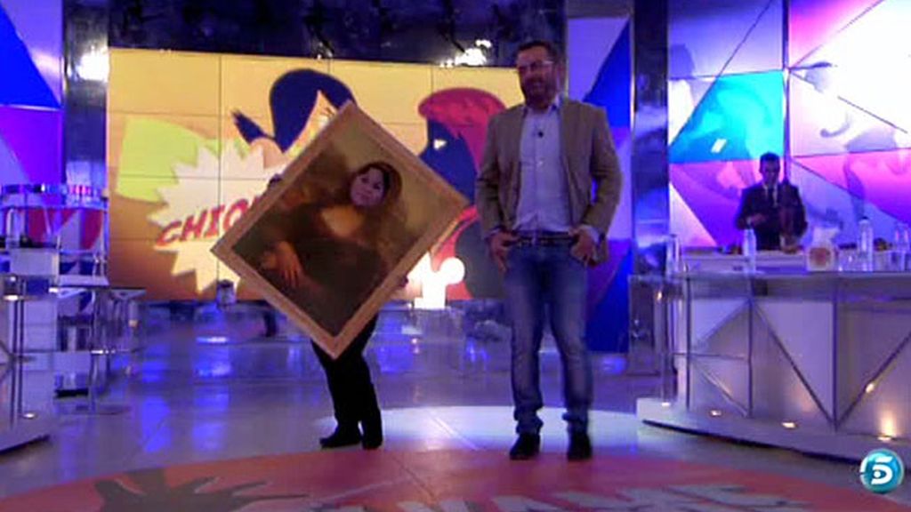 La reportera cambia el rostro de la pintura
