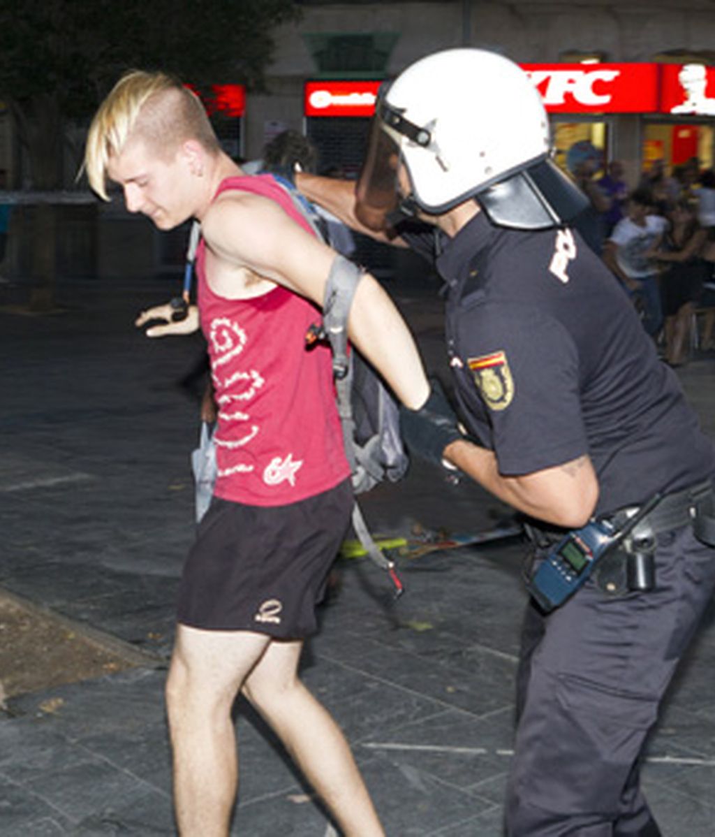 La policía Nacional disuelve a los manifestantes del 15M esta tarde en Palma. Vídeo: Informativos Telecinco