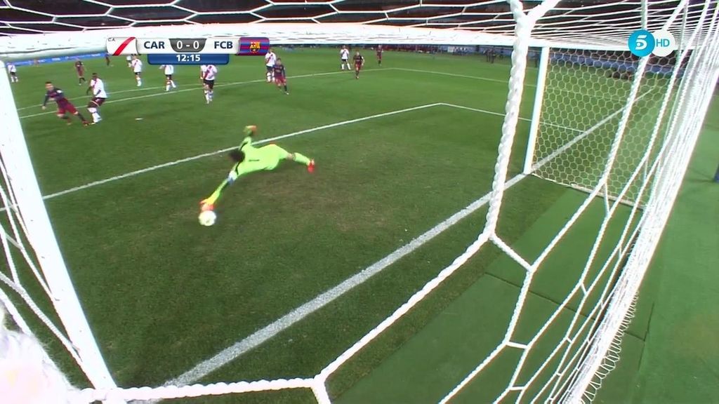 ¡Barovero firma la parada del año ante Messi!