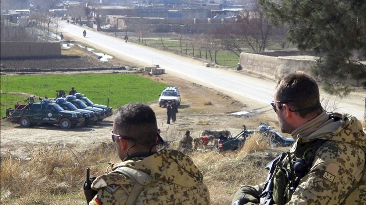 Soldados alemanes encuadrados en la ISAF, fuerza internacional de la OTAN en Afganstán, vigilan desde un puesto de control en Kunduz, Afanistán. EFE/Archivo