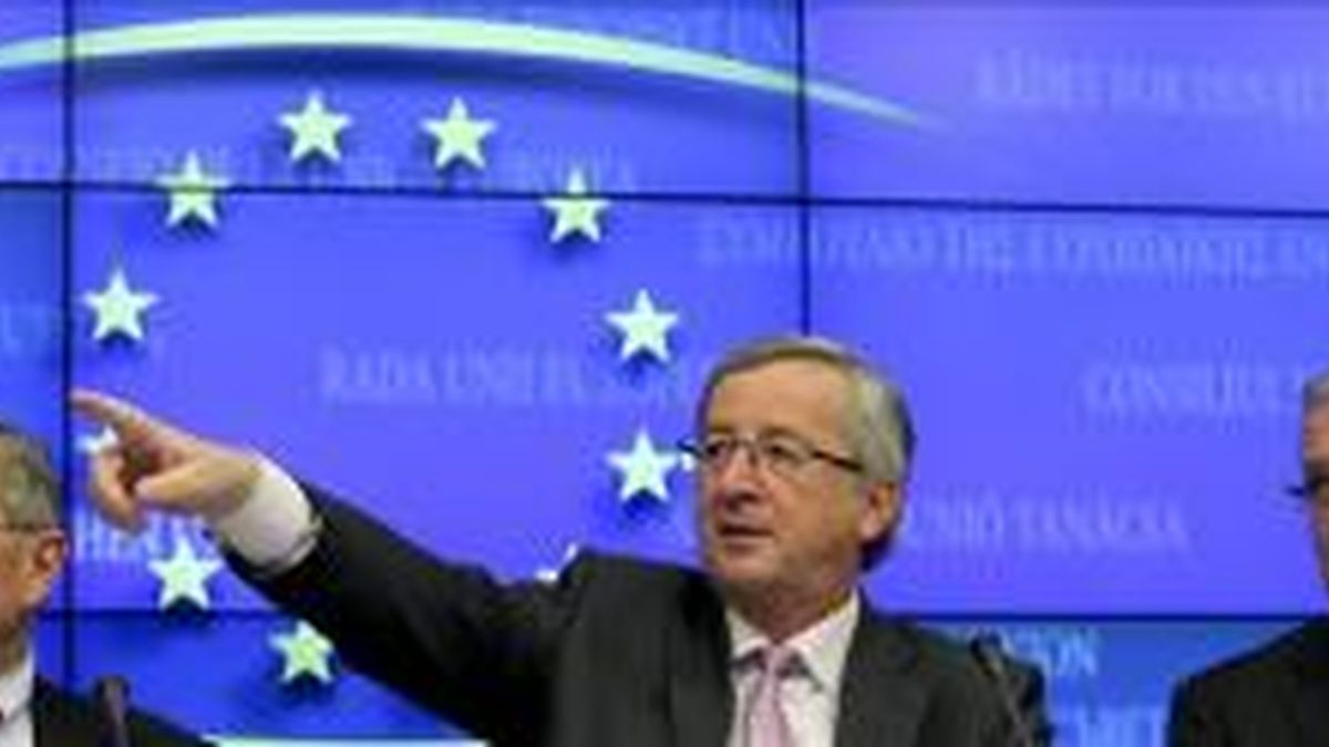 El presidente del Fondo Europeo de Rescate, el alemán Klaus Regling (i); el presidente del Eurogrupo y primer ministro de Luxemburgo, Jean-Claude Juncker (c), y el comisario europeo de Asuntos Económicos y Monetarios, Olli Rehn (d), ofrecen una rueda de prensa en Bruselas (Bélgica). EFE/Archivo
