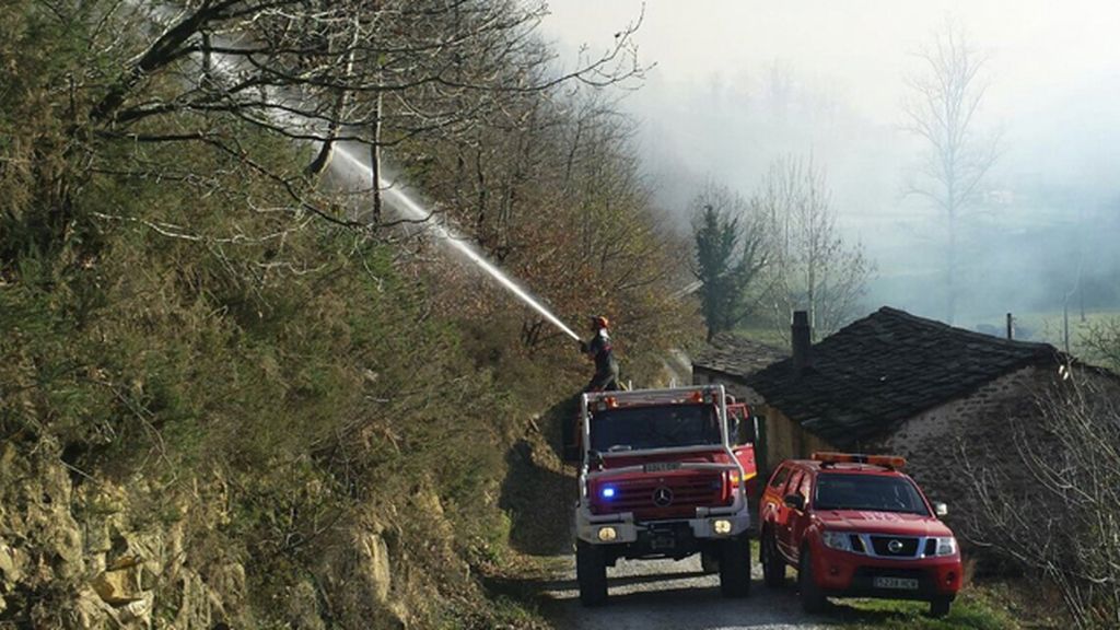 Más de 30 incendios siguen activos en Cantabria y Asturias
