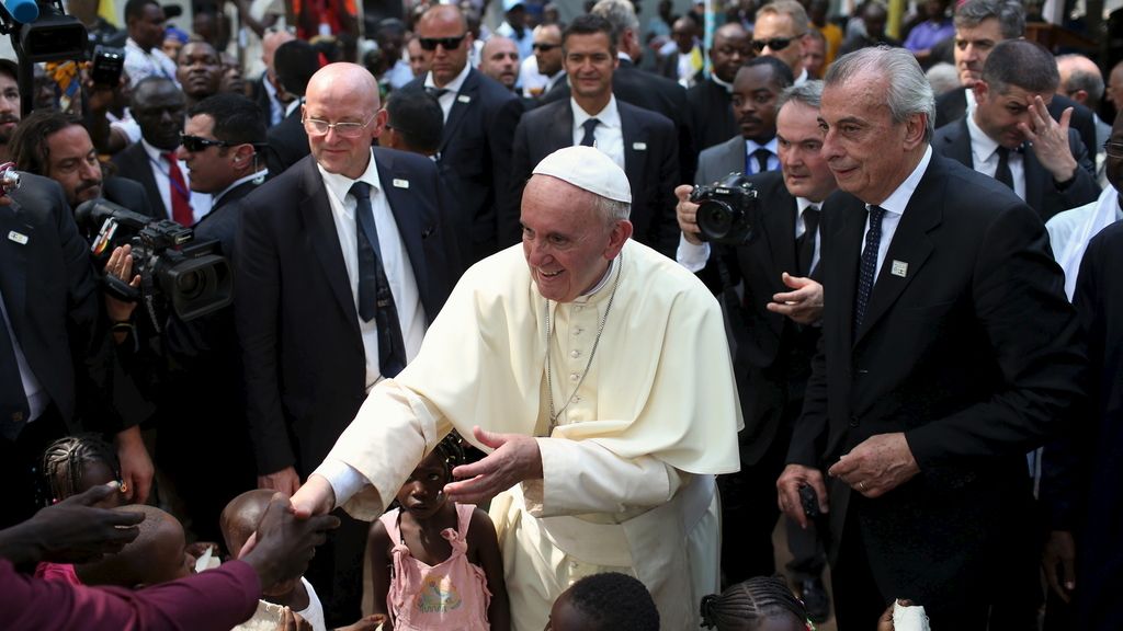 El papa visita a niños enfermos en la etapa más peligrosa de su viaje por África