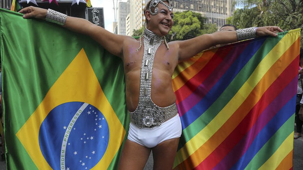 Dos millones de personas celebran el orgullo gay en las calles de Sao Paulo