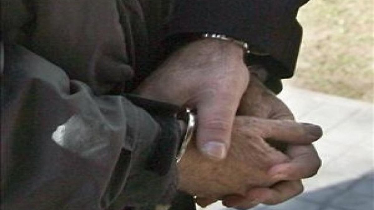 Arrestan a un padre por abusos a sus hijos adoptivos. Foto:EFE Arrestan a un padre por abusos a sus hijos adoptivos. Foto:EFE
