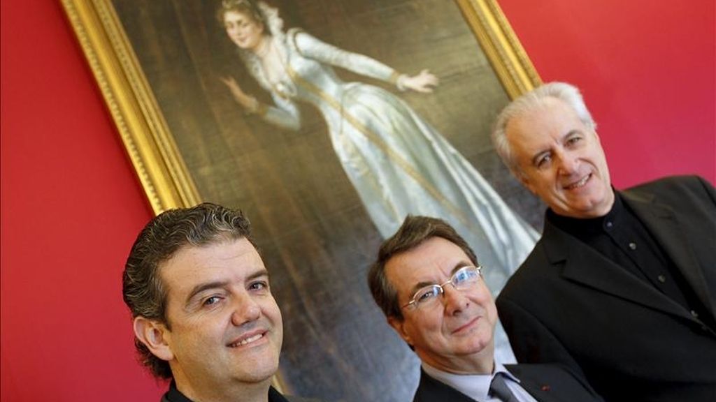 (I-D) El director musical de "Los Hugonotes", Renato Palumbo; el director artístico, Gerard Mortier, y el director de los coros, Andrés Máspero, durante la presentación de la obra de Giacomo Meyerbeer, estrenada en París en 1836 y que ahora llega al Teatro Real de Madrid. EFE (I-D) El director musical de "Los Hugonotes", Renato Palumbo; el director artístico, Gerard Mortier, y el director de los coros, Andrés Máspero, durante la presentación de la obra de Giacomo Meyerbeer, estrenada en París en 1836 y que ahora llega al Teatro Real de Madrid. EFE