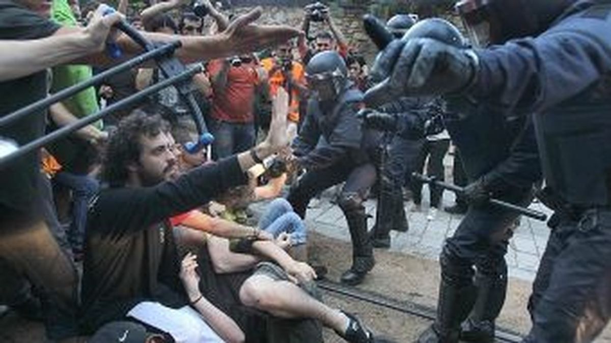 Una protesta de la plataforma 15M bloqueada por los agentes antidisturbios. Foto archivo EFE