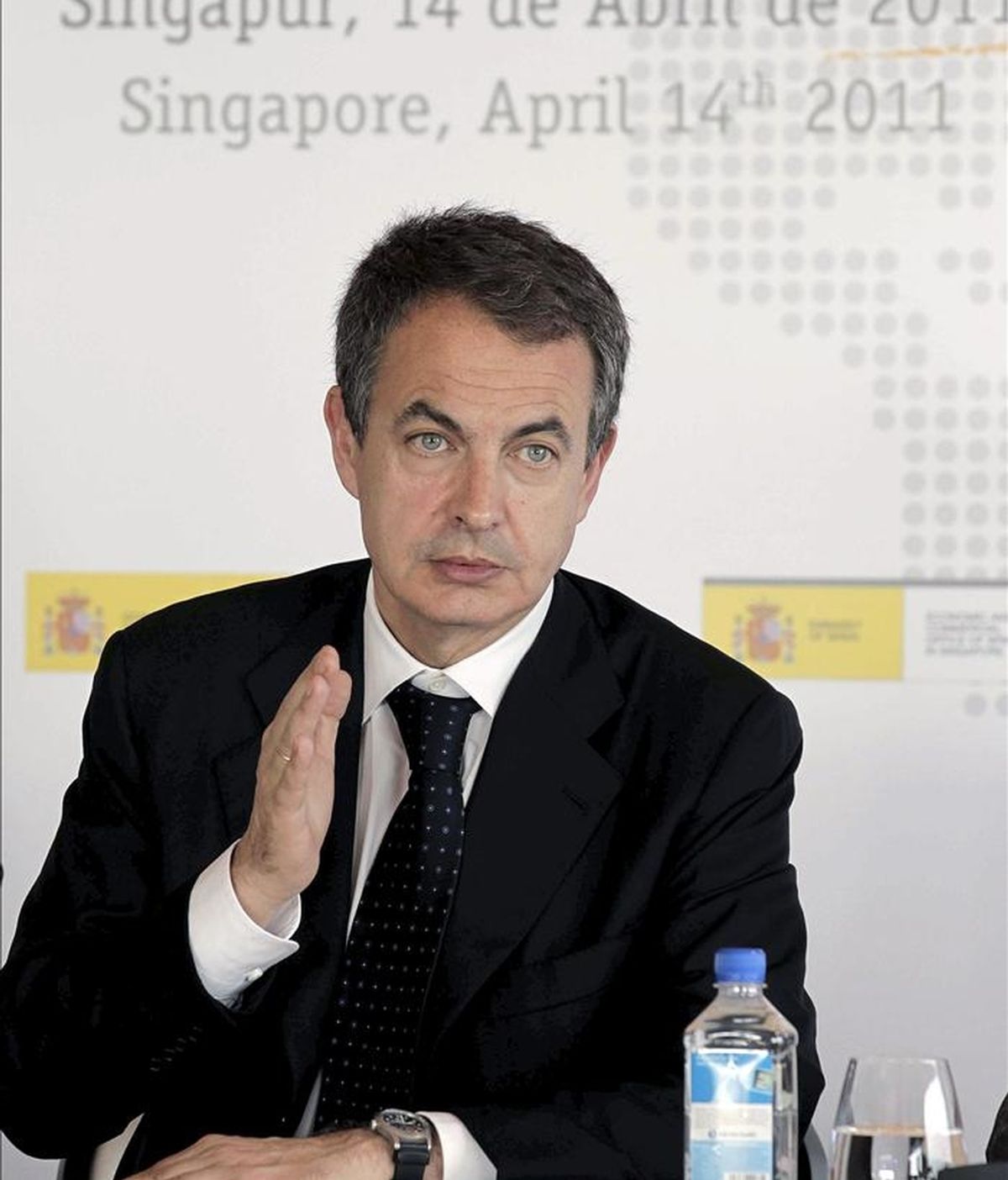 El presidente del Gobierno, José Luis Rodríguez Zapatero, durante la reunión que mantuvo hoy en Singapur, acompañado por el ministro de Industria, Miguel Sebastián, con los principales bancos y fondos de inversión del país antes de viajar a la isla china de Hainan. EFE