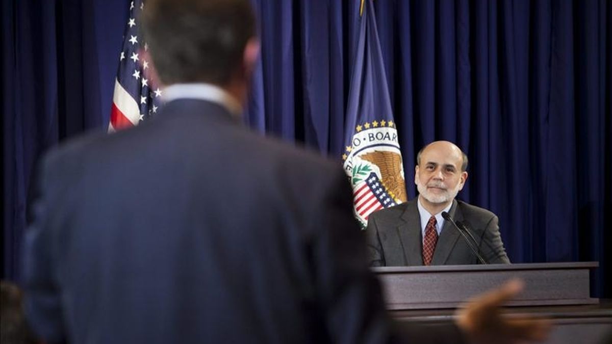 El presidente de la Reserva Federal estadounidense, Ben Bernanke (d), en una rueda de prensa en la sede de este organismo, en Washington DC, Estados Unidos. EFE