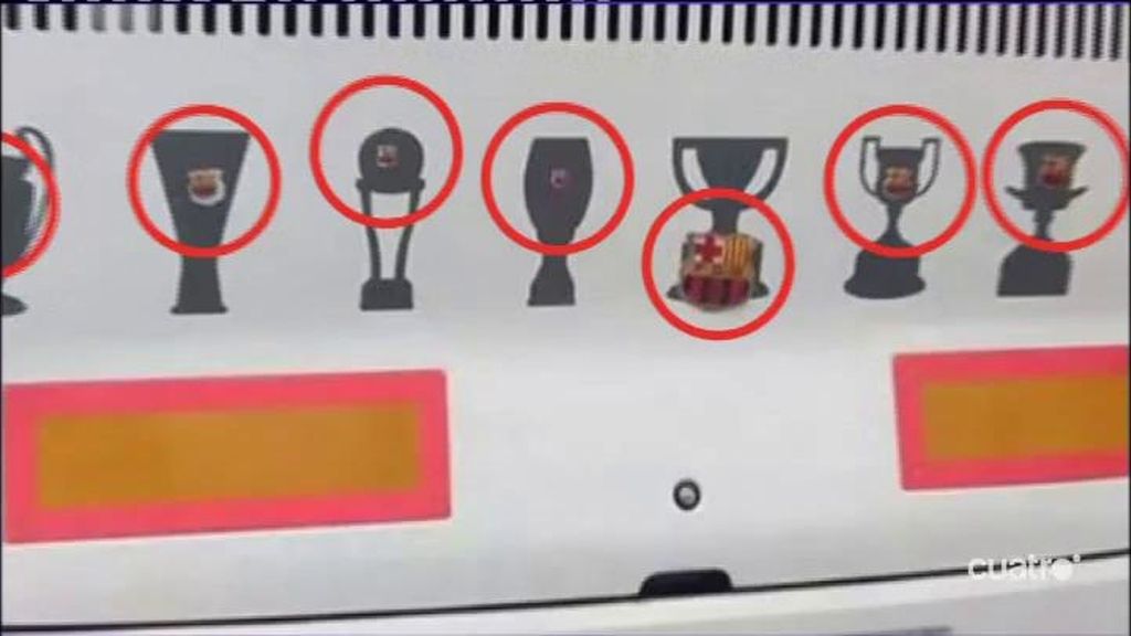 El autobús del Madrid acaba con pegatinas del escudo del Barça en los trofeos