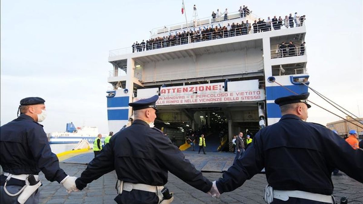 Unos 500 inmigrantes tunecinos a su llegada al puerto de Catania, Sicilia. EFE