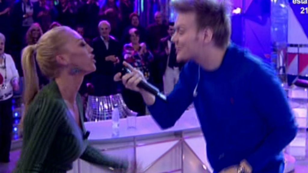 Belén Esteban, fan incondicional del cantante, sale a cantar con él