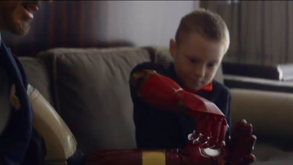 Iron Man regala su brazo biónico a un niño con malformación