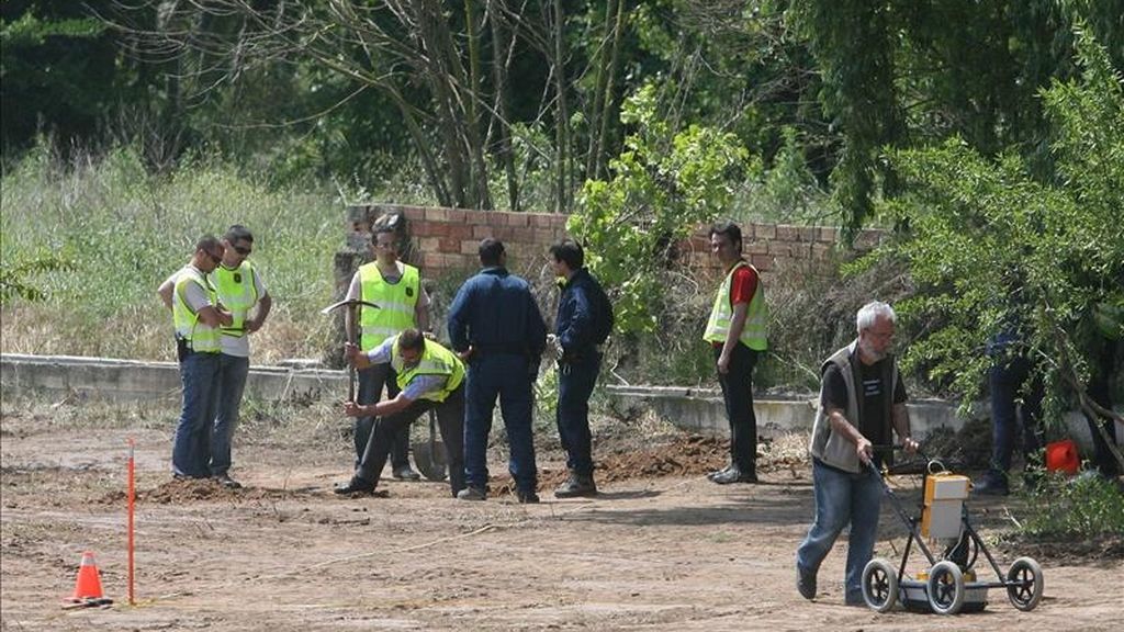 Efectivos de los Mossos d'Esquadra con perros adiestrados y un georradar, han continuado hoy la búsqueda en un huerto de Ramón Laso, detenido en Els Pallaresos en marzo pasado, los cuerpos de su exmujer, Julia Lamas, y de su excuñado, Maurici Font, desaparecidos en octubre del 2009. EFE