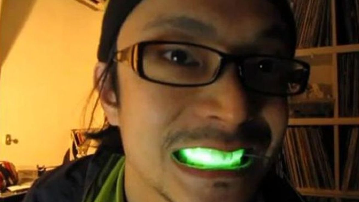 Para iluminar la sonrisa a golpe de LED, dos japoneses han inventado este aditamento que ya causa furor entre los más jóvenes. Para iluminar la sonrisa a golpe de LED, dos japoneses han inventado este aditamento que ya causa furor entre los más jóvenes.