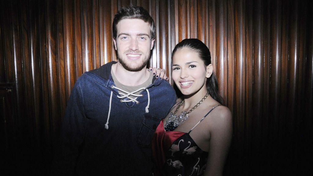 Los actores Raúl Mérida y Sara Sálamo, vestida de Dolores Promesas