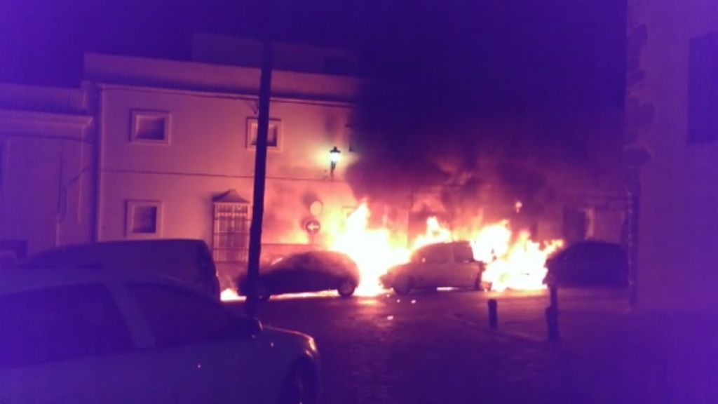 Nueve coches ardiendo provocan el desalojo de ocho familias en Cádiz