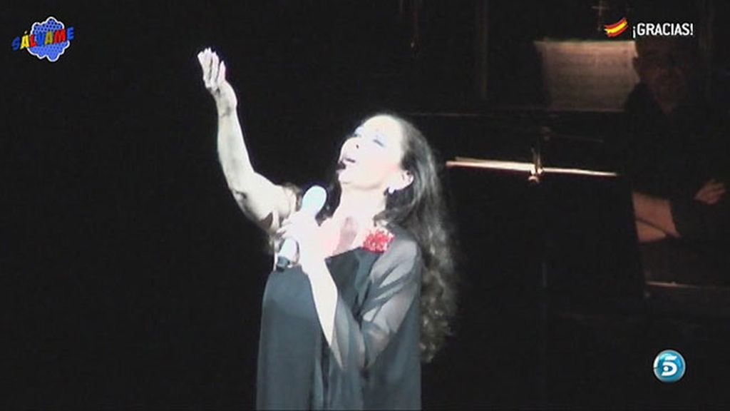 La cantante no puede evitar las lágrimas