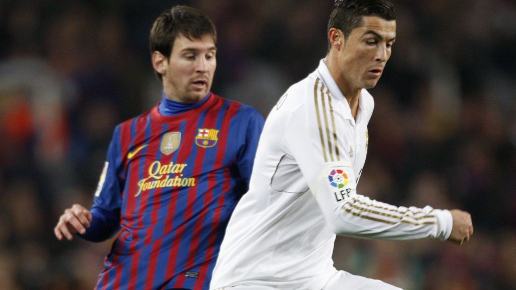 Messi y Cristiano disputan un balón