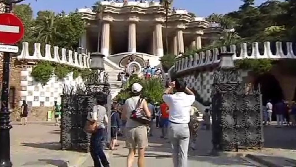 La alcaldesa de Barcelona paraliza las licencias turísticas