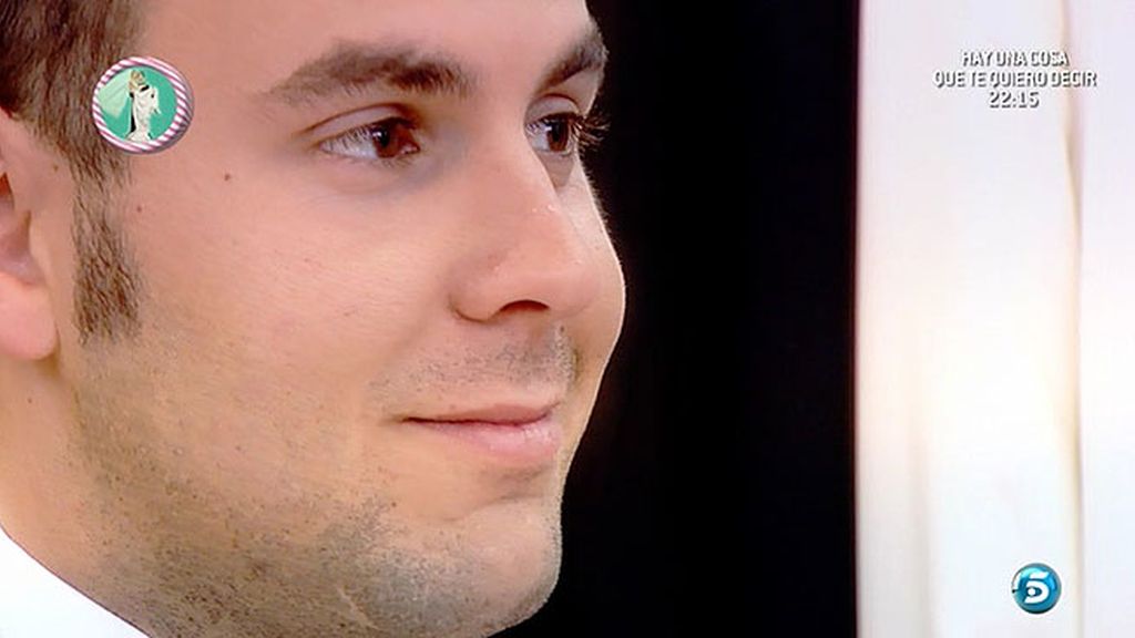 Junto a sus amigos y a su wedding planner, Cristian elige traje