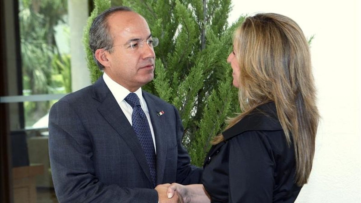 La ministra de Asuntos Exteriores y Cooperación de España, Trinidad Jiménez (d), saluda al presidente de México, Felipe Calderón (i), durante su visita a la Residencia Oficial de Los Pinos en la capital mexicana. EFE