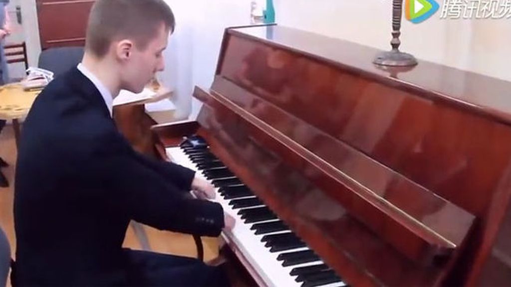 Joven sin manos tocando el piano se convierte en viral