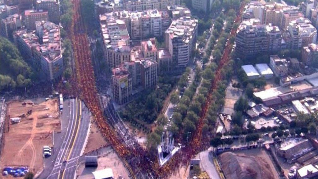 Diada masiva: miles de personas formaron una 'v' gigante