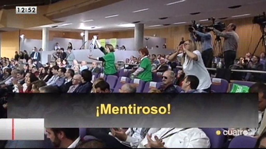 Los preferentistas protestan ante el presidente de Bankia