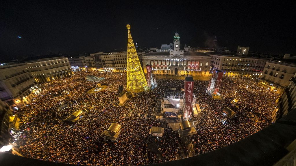 La madrileña Puerta del Sol recibe el 2015 con lleno absoluto