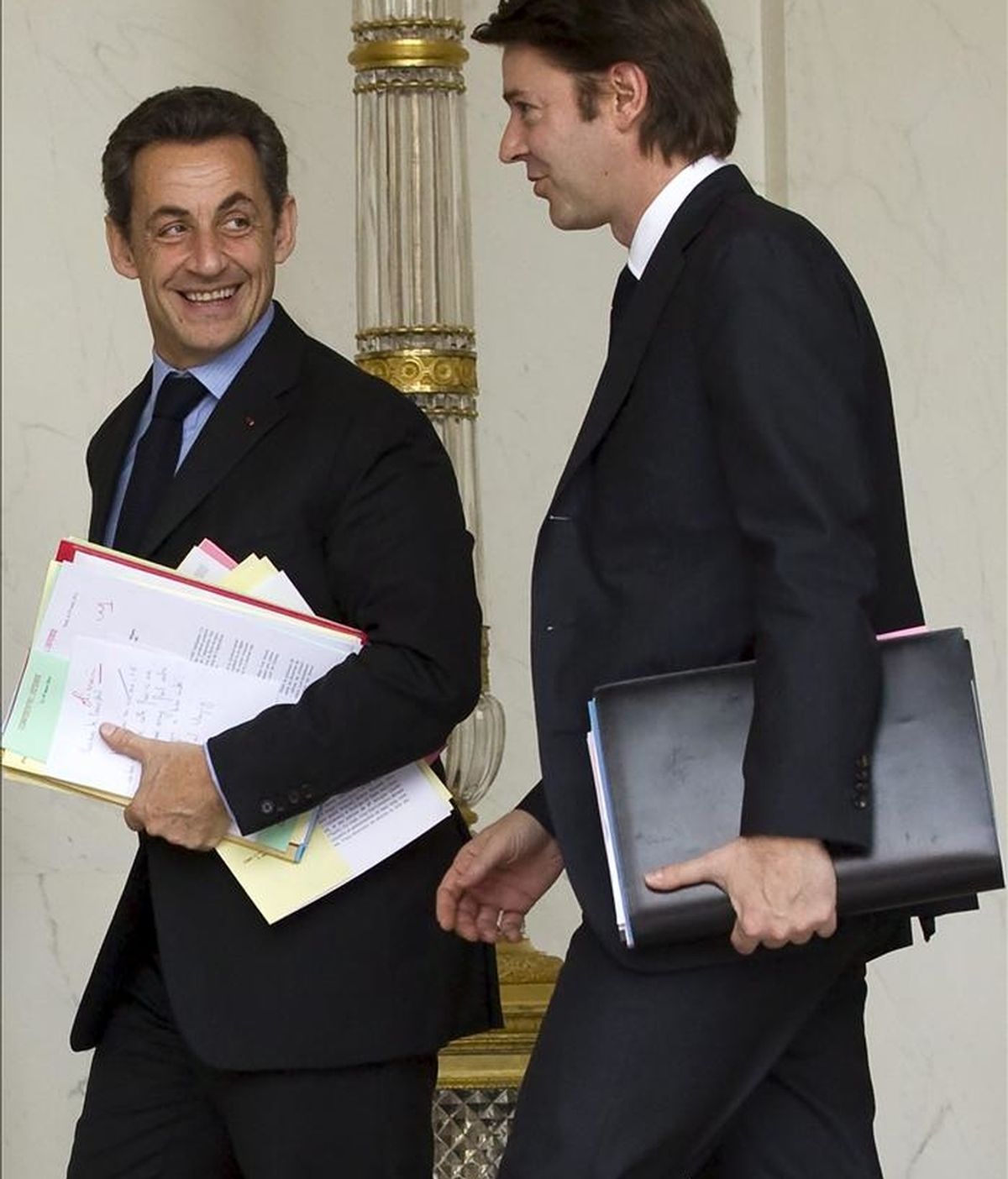 El presidente francés Nicolás Sarkozy (i) conversa con el ministro francés de Presupuesto, Francois Baroin, (d), al término del encuentro mantenido en el palacio del Eliseo, en París, Francia. EFE