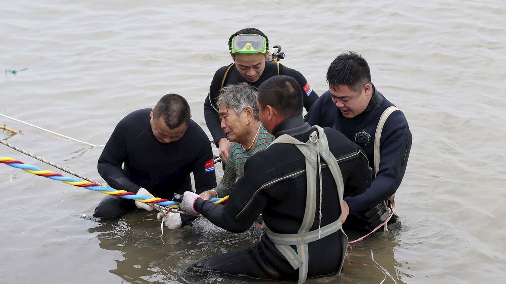 Rescatadas con vida 14 personas del barco hundido en China