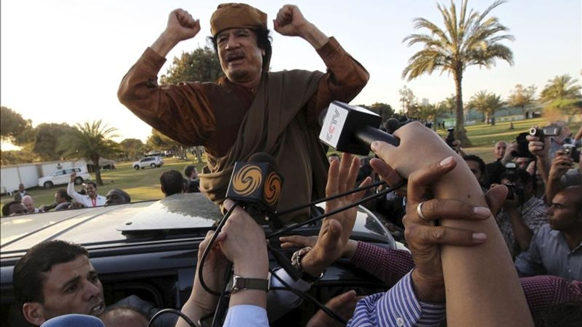El líder libio, Muamar el Gadafi, ofrece unas palabras desde un vehículo en el complejo de gobierno de Bab el Azizia, donde tiene su residencia oficial, tras una reunión con una delegación de cinco líderes africanos que buscan mediar en el conflicto de Libia, hoy en Trípoli. EFE