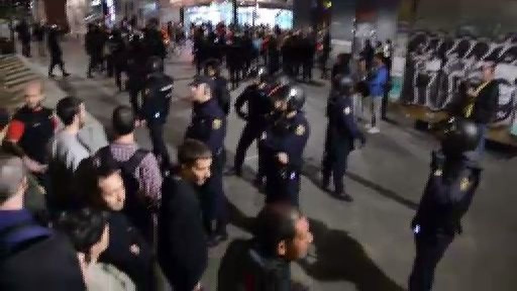 La policía disuelve a la fuerza la concentración en apoyo de los anarquistas en Madrid