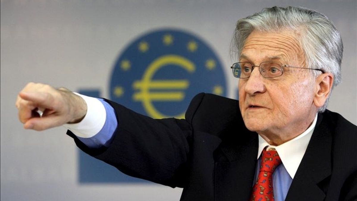 El presidente del Banco Central Europeo, Jean Claude Trichet, concede turno de pregunta a un periodista durante la rueda de prensa que ha tenido lugar en la sede del BCE en Fráncfort, Alemania, jueves 7 de abril de 2011. Trichet explicó que el consejo de gobierno del BCE decidió "por unanimidad" subir su tasa rectora de forma modera, en 25 puntos básicos, hasta el 1,25 %. EFE