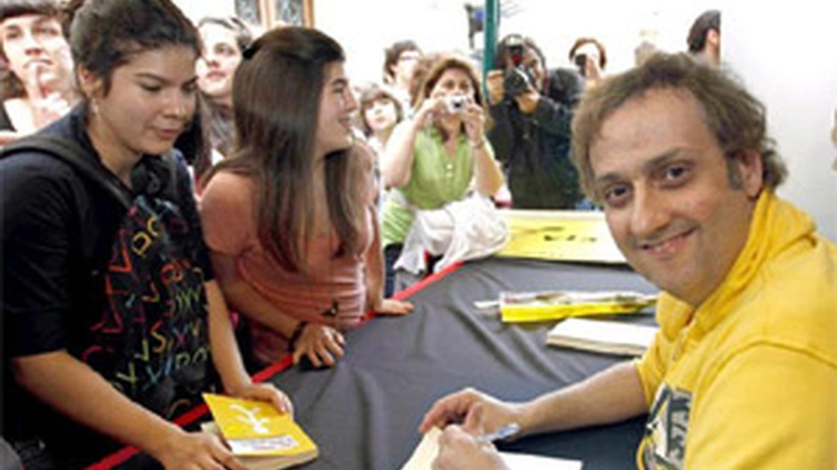 El escritor Albert Espinosa esta tarde en el centro de Barcelona firmando ejemplares de su obra durante la Diada de Sant Jordi, donde el libro y la rosa son los principales protagonistas de esta jornada en Cataluña. EFE