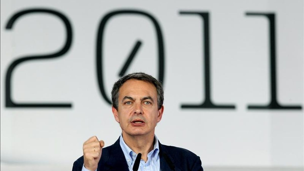 El presidente del Gobierno, José Luis Rodríguez Zapatero, durante el acto político celebrado hoy en la localidad vizcaína de Durango con motivo de la Fiesta de la Rosa. EFE