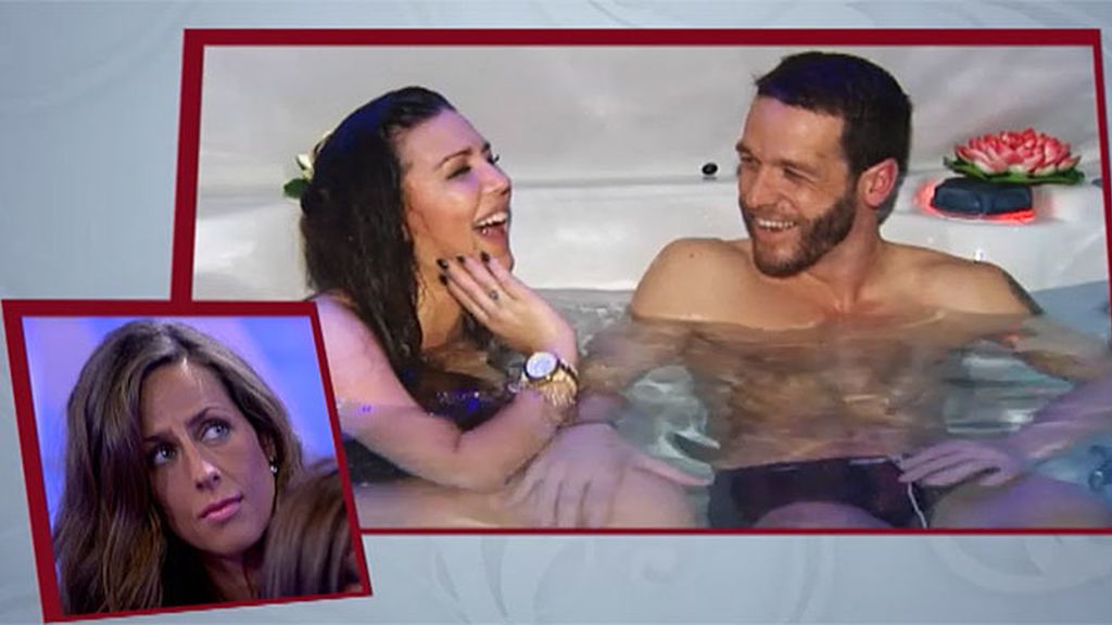 Leo y Chabeli juegan dentro del jacuzzi
