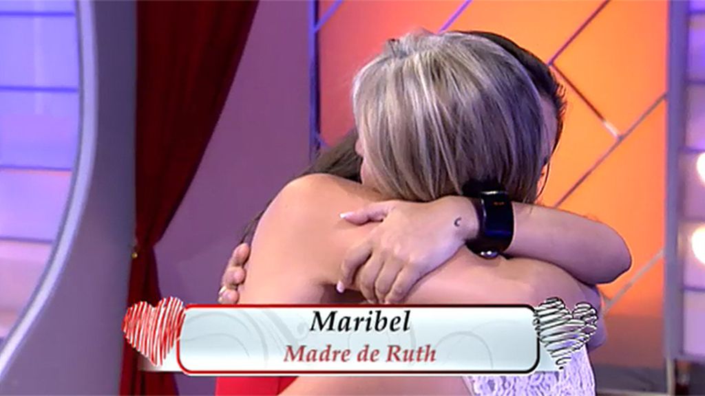 Ruth corre a los brazos de su mamá